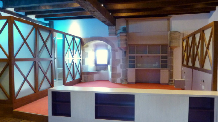 Création mobilier sur mesure chambre autonome avec bloc sanitaire dressing bureau chateau médiéval